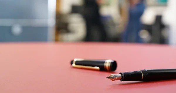 Füllfederhalter auf einem roten Tisch