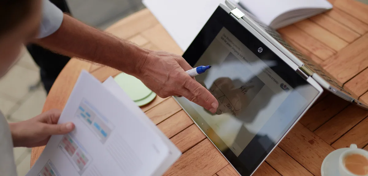 Beratungsgespräch an einem Tablet