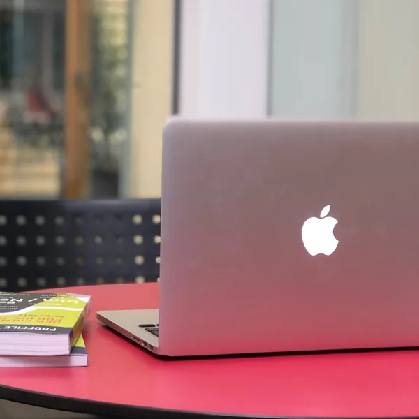 Laptop auf einem roten Tisch